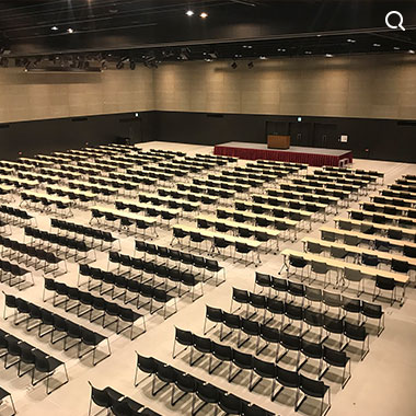 ホールA+B<br>(前方スクール/後方シアター)